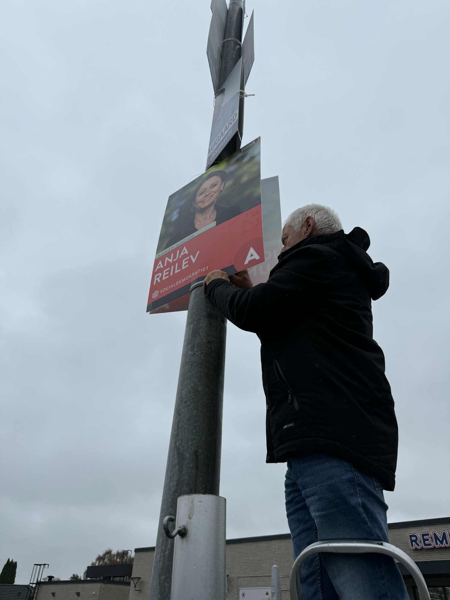 Valgplakater kom i lygtepælene